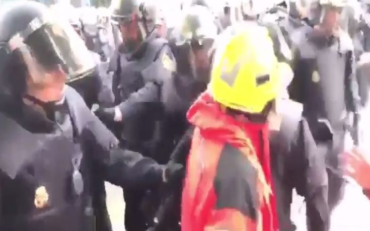 Αστυνομικοί επιτέθηκαν κατά Καταλανών πυροσβεστών