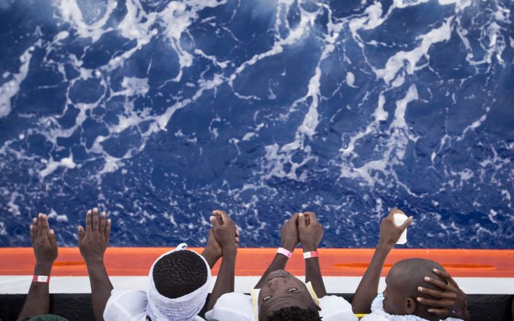 Πλοίο με 606 μετανάστες και πρόσφυγες έφτασε στη Σικελία