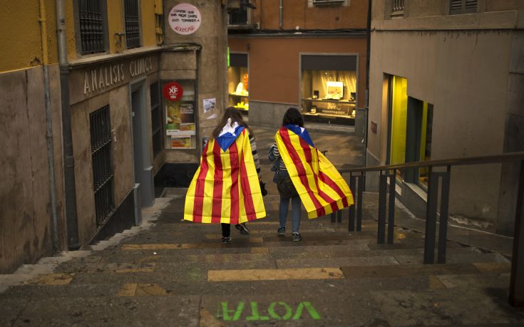 Υπέρμαχοι της καταλανικής ανεξαρτησίας κάνουν μαζικές αναλήψεις από τράπεζες
