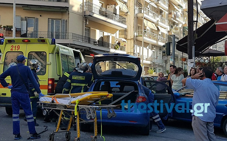 Λεωφορείο συγκρούστηκε με αυτοκίνητο, τρεις τραυματίες