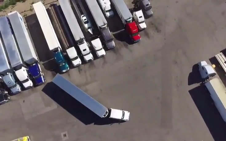 Τόσο μάστορες είναι οι φορτηγατζήδες στο παρκάρισμα