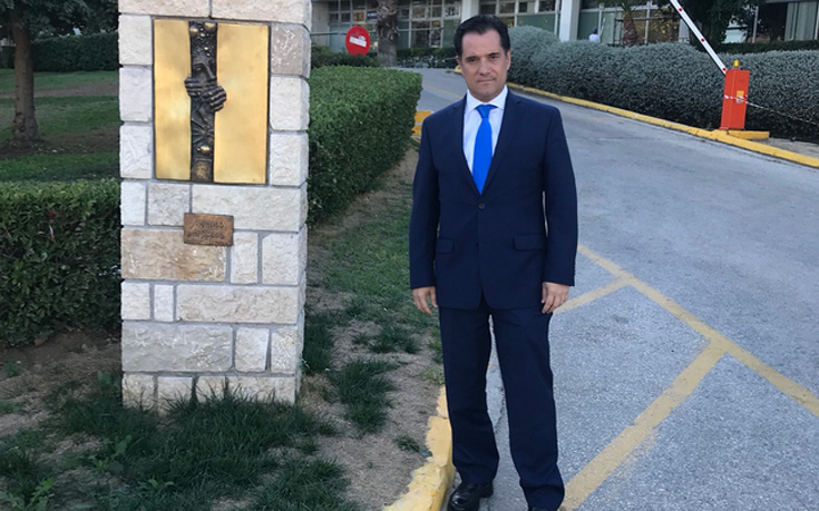 Ο Άδωνις Γεωργιάδης φωτογραφήθηκε στο μνημείο της ΕΡΤ