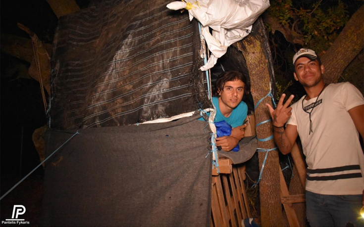 Ακόμα και σε δέντρα έστησαν σκηνές για να προστατευτούν από τη βροχή, μετανάστες στη Χίο