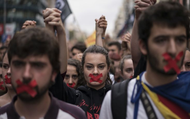 Χιλιάδες στους δρόμους της Καταλονίας