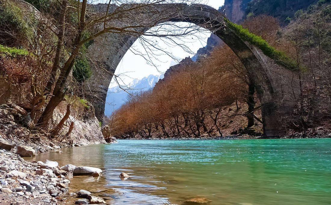 Εικόνες σαν καρτ ποστάλ από το πέτρινο γεφύρι της Κόνιτσας