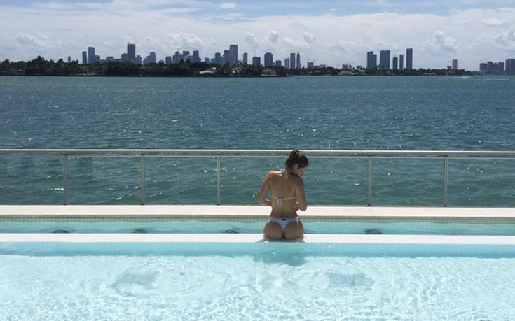 Το μοντέλο που παίζει πλάτη στο φακό