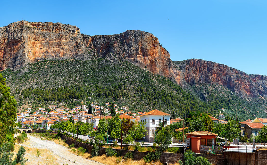 Λεωνίδιο, ο οικισμός στη σκιά του κόκκινου βράχου