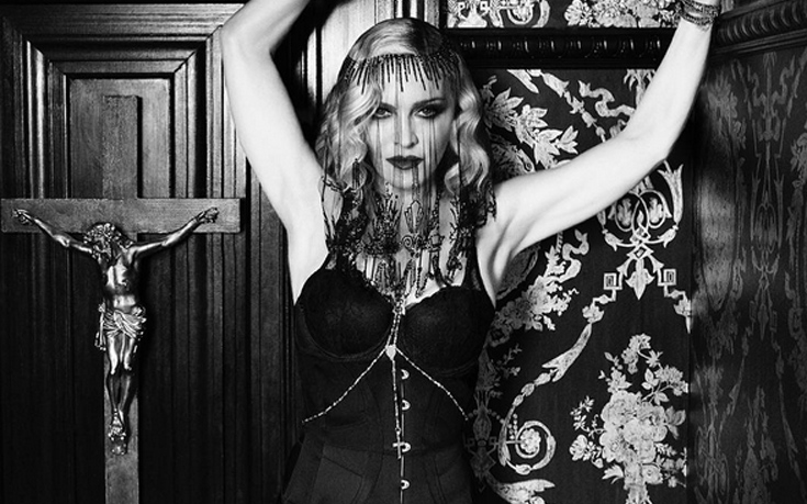 Η Μαντόνα ποζάρει με σέξι μαύρα εσώρουχα και ζαρτιέρες