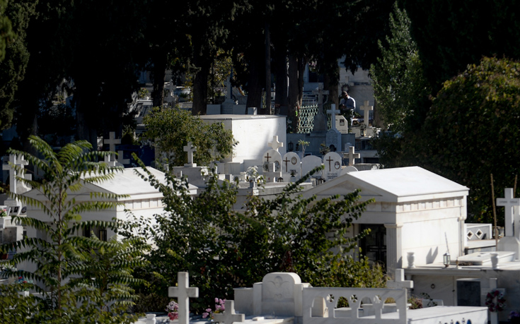 Περιοριστικά μέτρα στα νεκροταφεία έως το Πάσχα εισηγείται η Περιφέρεια Αττικής