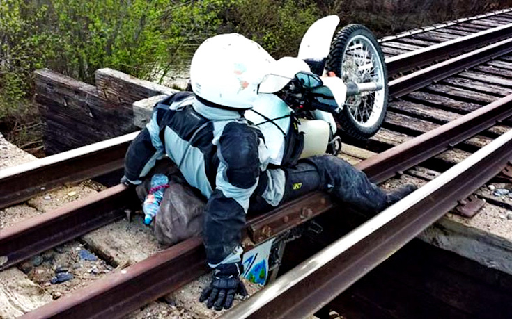 Μοτοσικλετιστής παγιδεύεται σε σάπια γέφυρα τρένου