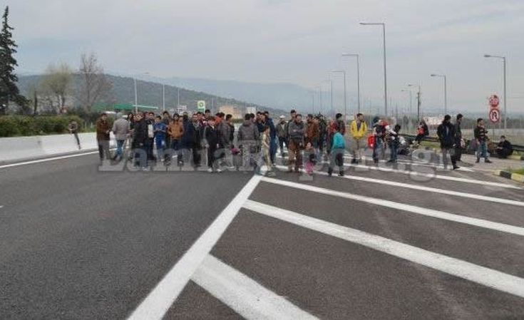 Κλειστή η Εθνική στο ύψος των Θερμοπυλών από πρόσφυγες