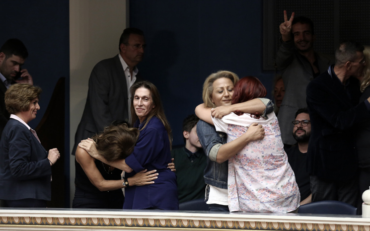 Αγκαλιές και πανηγυρισμοί μετά το «ναι» για την ταυτότητα φύλου