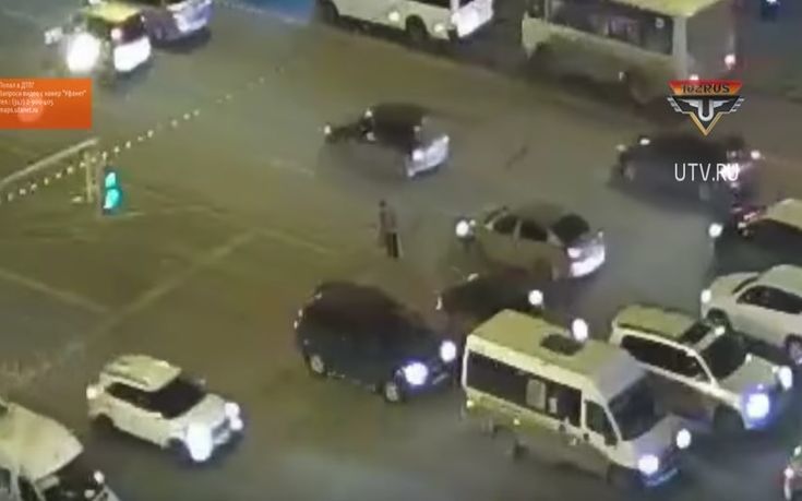 Περιπολικό διακόπτει την κυκλοφορία για να περάσει ηλικιωμένος με μπαστούνι