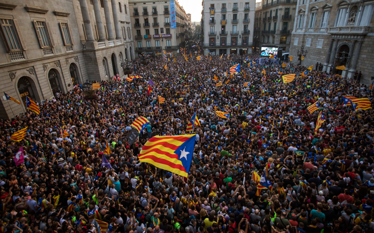 Λαοθάλασσα στη Βαρκελώνη για την αποφυλάκιση των αυτονομιστών ηγετών