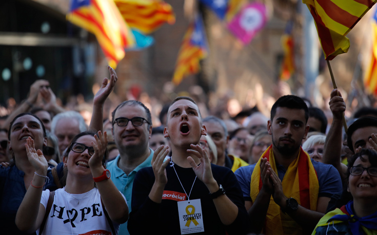 Σε «ειρηνική αντίσταση» κατά της Μαδρίτης καλεί η Καταλανική Εθνική Συνέλευση