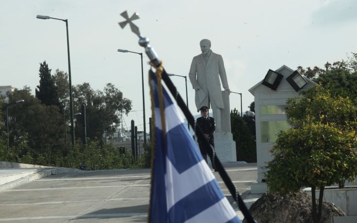 Το υπουργείο Παιδείας διερευνά γιατί 11χρονος Αφγανός κληρώθηκε σημαιοφόρος αλλά δεν κράτησε τη σημαία