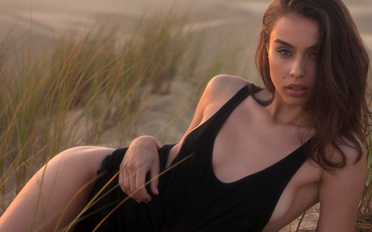 Ναζιάρικες πόζες από το νεαρό μοντέλο