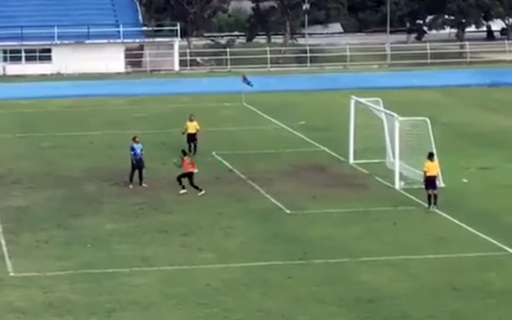 Τερματοφύλακας πανηγυρίζει «χαμένο» πέναλτι νωρίτερα και την πατάει