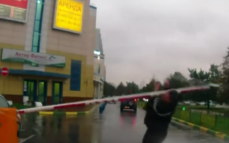 Οι ατίθασες μπάρες στα πάρκινγκ