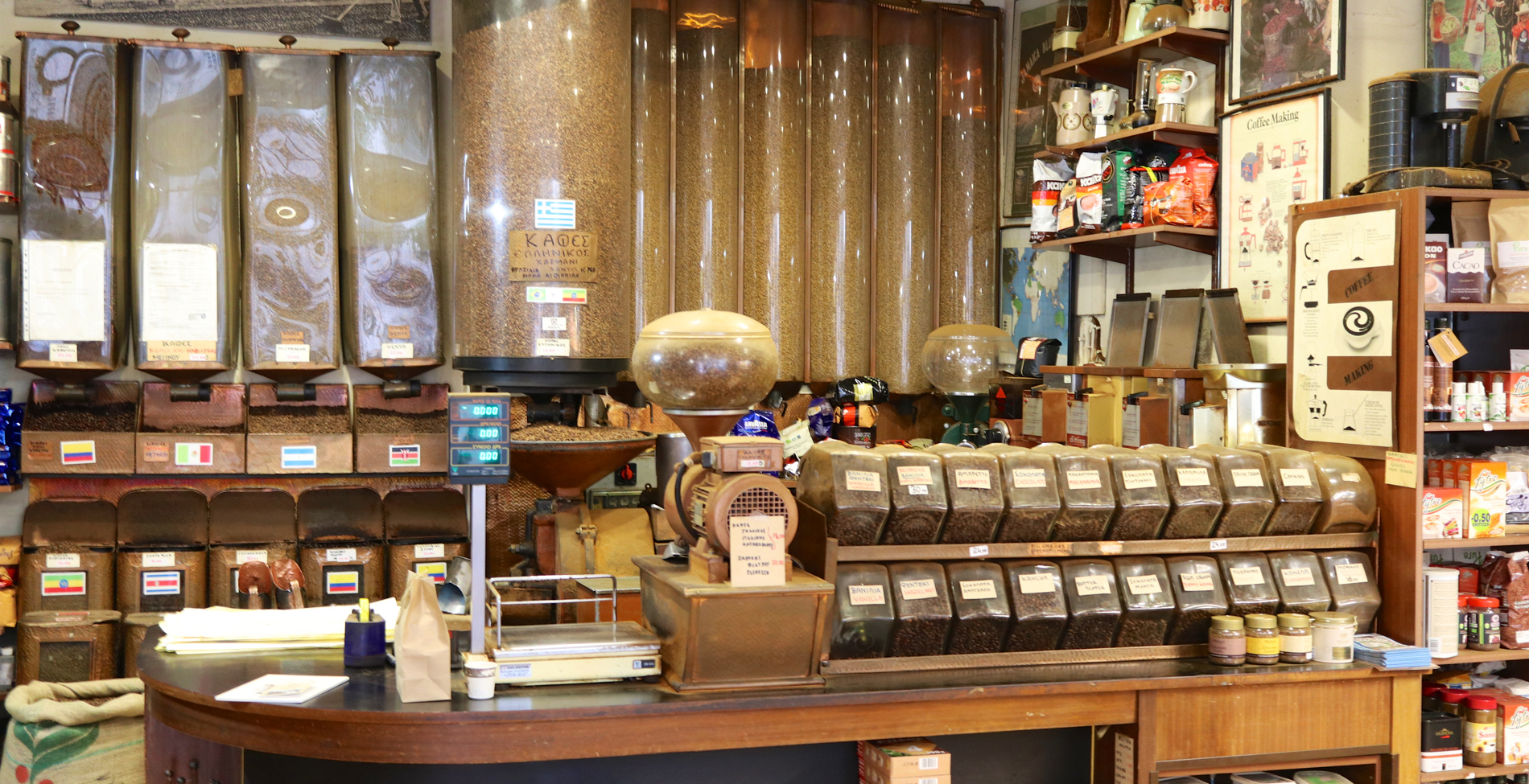 Το κατάστημα που πουλάει καφέ στους Αθηναίους εδώ κι έναν αιώνα