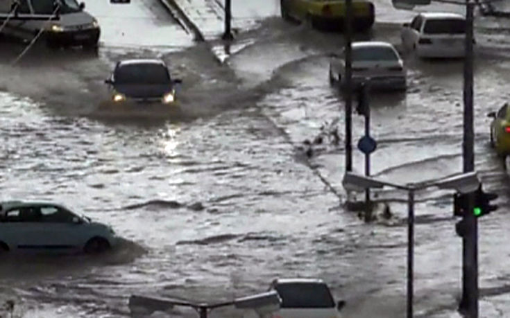 Κάτω από το νερό βυθίστηκε το Κερατσίνι, παρασύρθηκαν αυτοκίνητα