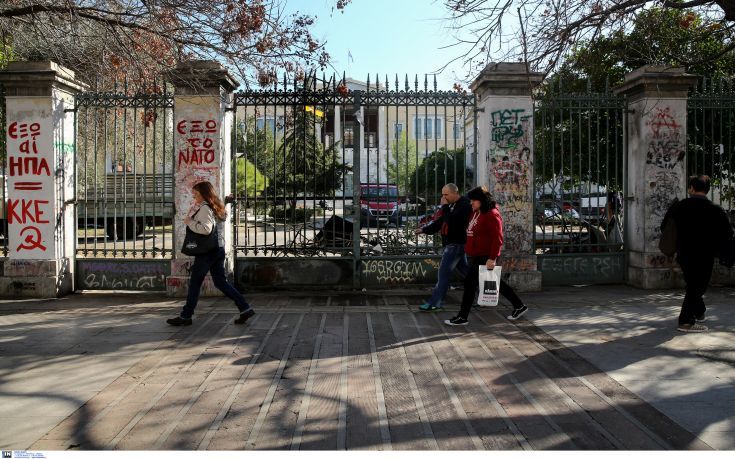 Τρία άτομα προσπάθησαν να κρεμάσουν σημαία με κέλτικο σταυρό στο Πολυτεχνείο