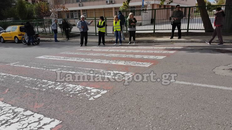 Αυτοκίνητο παρέσυρε κοριτσάκι έξω από σχολείο μπροστά στα μάτια της μητέρας του