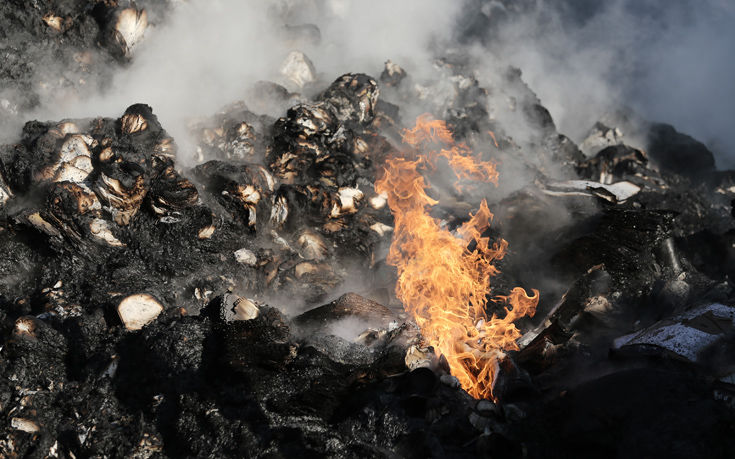 Υπό έλεγχο η φωτιά στην αποθήκη χαρτικών στο Μενίδι