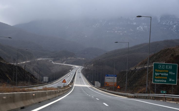 Επεισοδιακή καταδίωξη στην Εγνατία από Ηγουμενίτσα μέχρι Μέτσοβο: Αυτοκίνητο πήγαινε ανάποδα και έσπασε μπάρα διοδίων