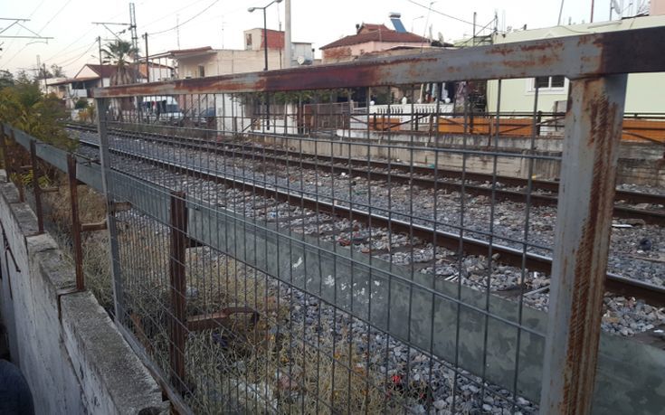 Συμβολική διαμαρτυρία στη Λάρισα για τον θάνατο 10χρονου στις σιδηροδρομικές γραμμές