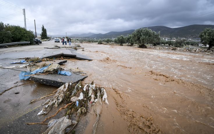 Χείμαρρος παρέσυρε σκηνή και αυτοκίνητο στην Εύβοια