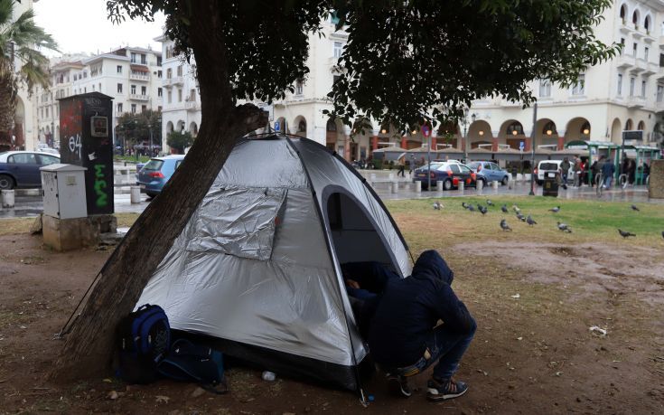 Αμετακίνητοι οι πρόσφυγες στην πλατεία Αριστοτέλους