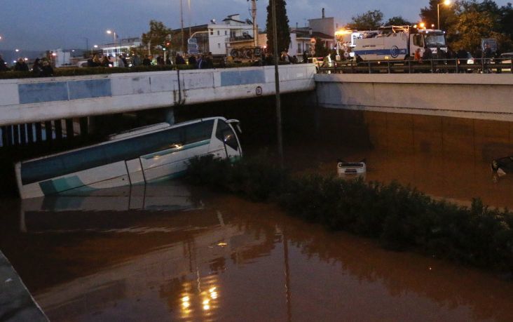 Ο οδηγός του ΚΤΕΛ που εγκλωβίστηκε στα λασπόνερα περιγράφει πώς έσωσε τους επιβάτες