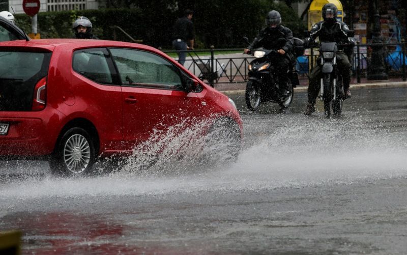 Καταιγίδες και το Σάββατο, βελτίωση από τη νύχτα