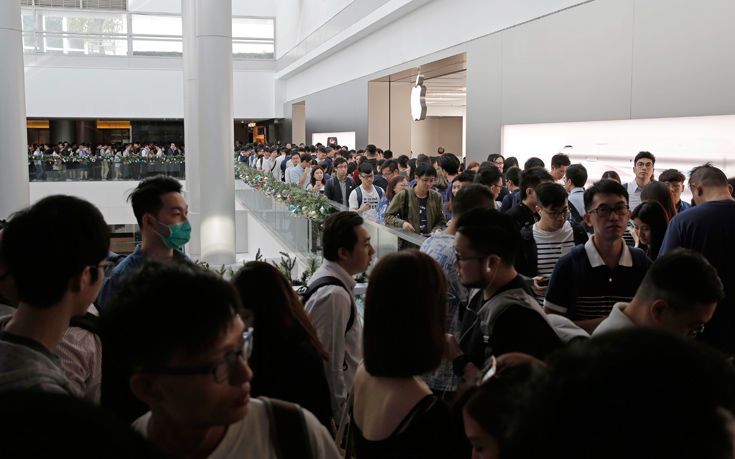 Παροξυσμός στα Apple Stores για ένα νέο iPhone X