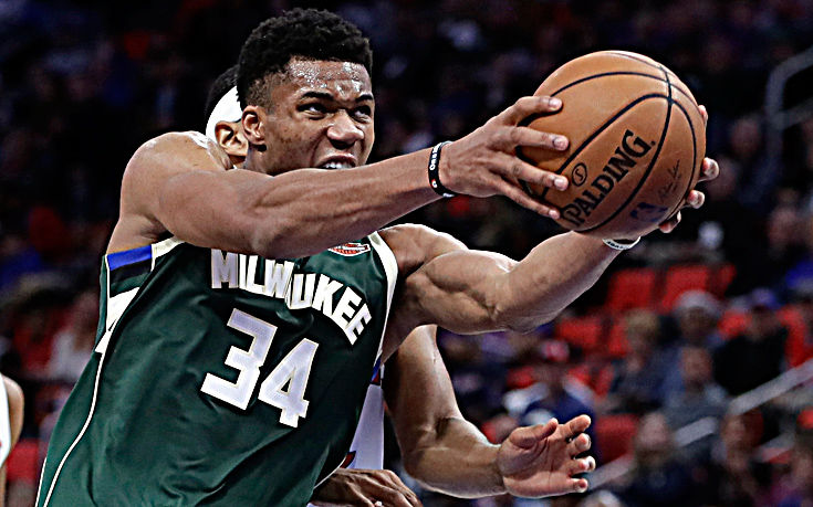 Μία ντρίμπλα από το κέντρο και lay up για τον «Greek Freak»