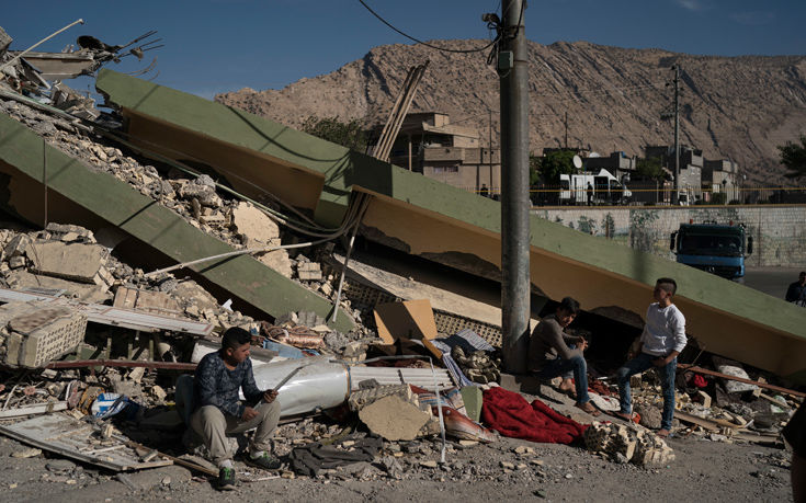 Ακόμα μετρά νεκρούς από τον καταστροφικό σεισμό το Ιράν