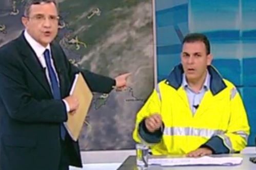 Τι έγραψαν Άδωνις και Καραμέρος στο Twitter για το φωσφοριζέ μπουφάν