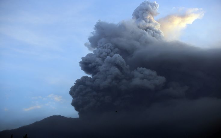 «Βρυχάται» το ηφαίστειο Αγκούνγκ στο Μπαλί, δεκάδες πτήσεις ακυρώθηκαν