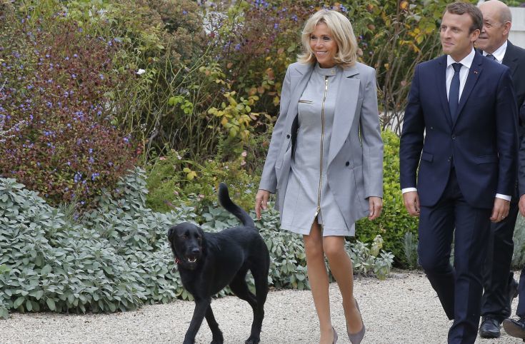 Βραδινή βόλτα για τη Μπριζίτ Μακρόν και τον προεδρικό σκύλο Νέμο