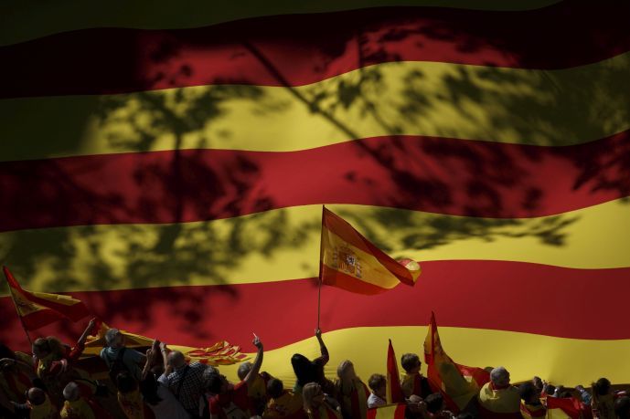 Χιλιάδες Καταλανοί υπέρ ανεξαρτησίας στους δρόμους της Βαρκελώνης