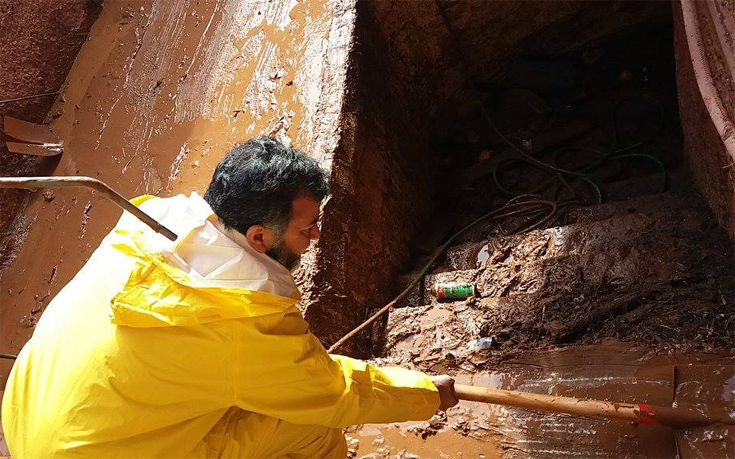 Πακιστανοί στις λάσπες της Μάνδρας βοηθούν τους πλημμυροπαθείς