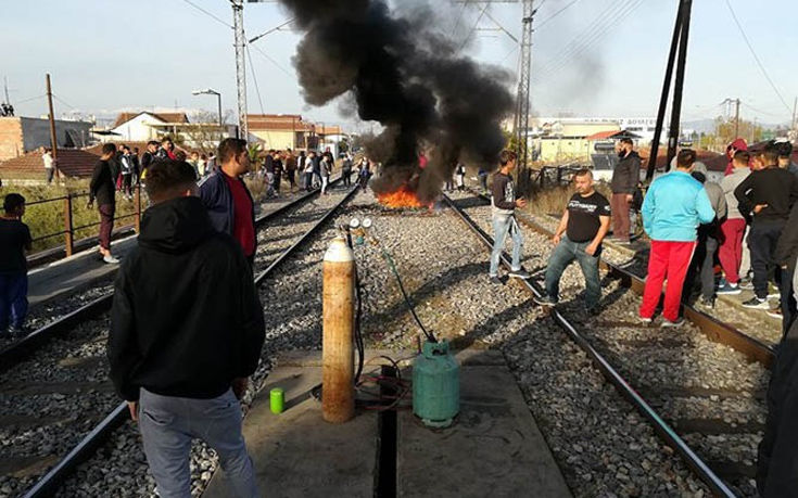 Κατάληψη σιδηροδρομικών γραμμών στη Λάρισα για τον θάνατο 10χρονου