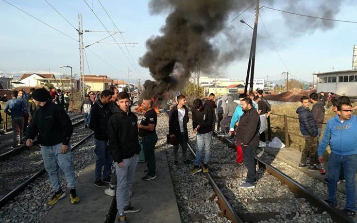 Αποχώρησαν οι κάτοικοι που είχαν καταλάβει τις σιδηροδρομικές γραμμές στη Λάρισα