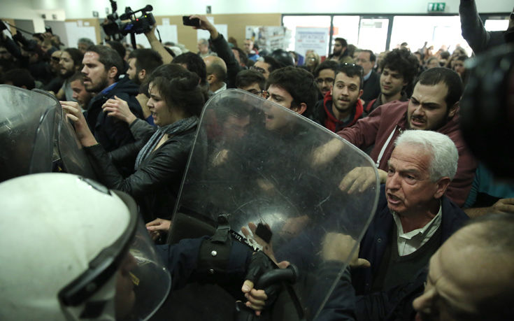 Ακατάσχετος ο λογαριασμός συμβολαιογράφων που κάνουν πλειστηριασμούς