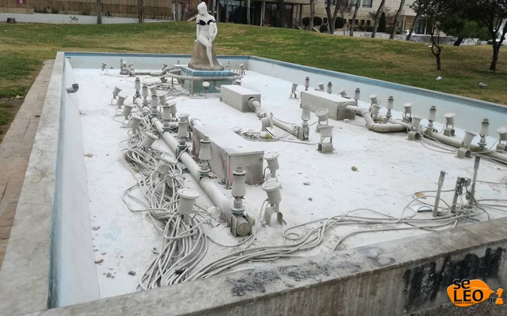 Έντυσαν με εσώρουχα και γυαλιά την γοργόνα του Λευκού Πύργου στη Θεσσαλονίκη