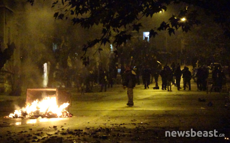 Μολότοφ και χημικά στο Πολυτεχνείο μετά την πορεία