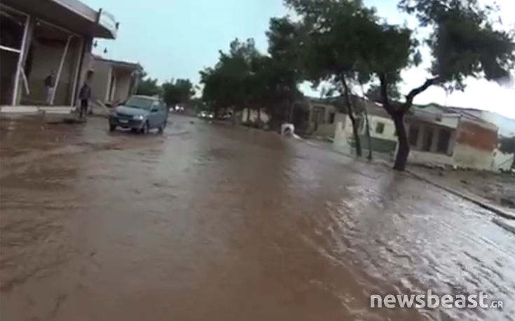 Γεμίζουν με νερό και λάσπη οι δρόμοι στη Μάνδρα
