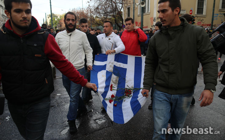 Ολοκληρώθηκε η πορεία του «μπλοκ» με την αιματοβαμμένη σημαία του Πολυτεχνείου