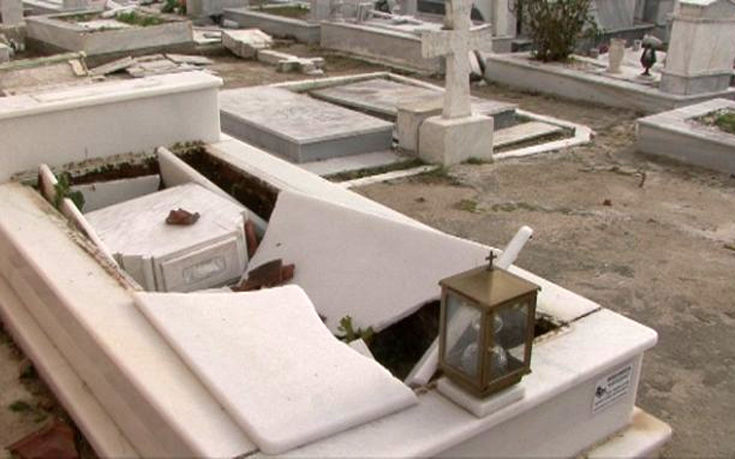 Άνοιξαν οι τάφοι στην Κέρκυρα από την κακοκαιρία